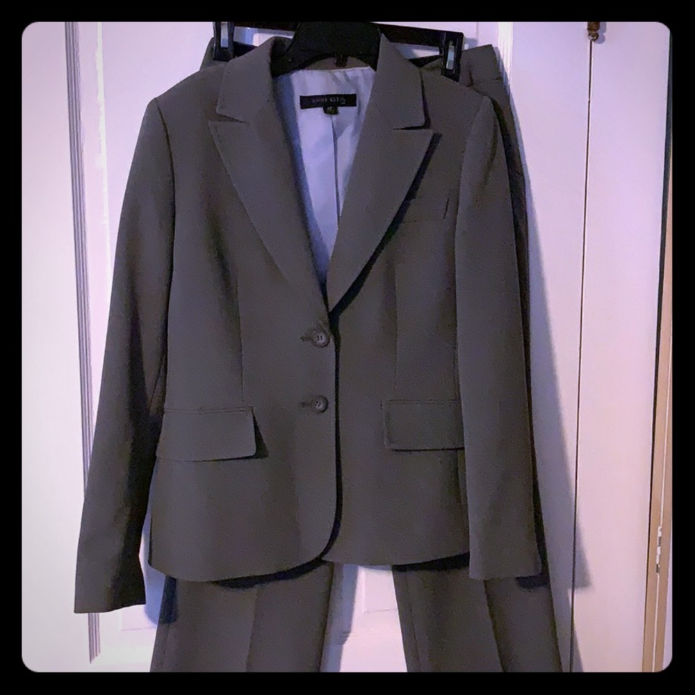 Gray suit polyester / 5% spandex.